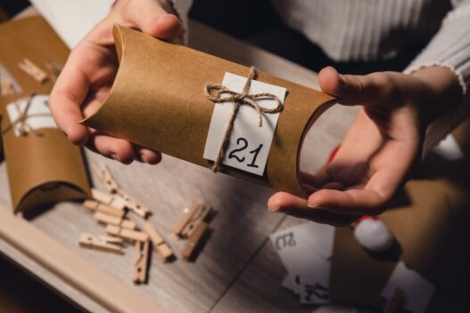 Kvinde der pakker gaver ind til en julekalender
